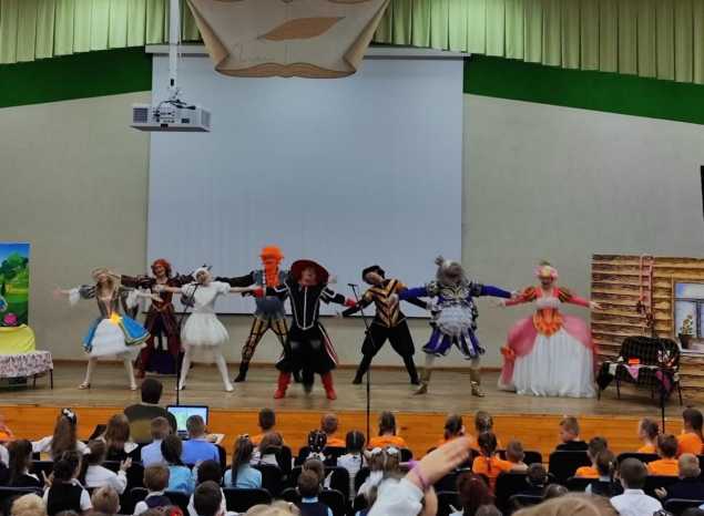 Группа «Калейдоскоп» выступила для школьников с музыкальным спектаклем